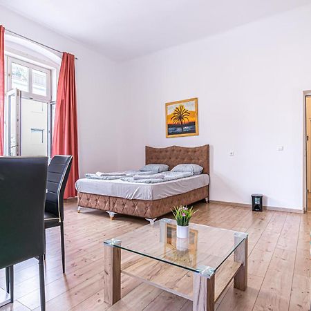 6 Min To Amusement Park - Economy Rooms In Shared Apartment Вена Экстерьер фото