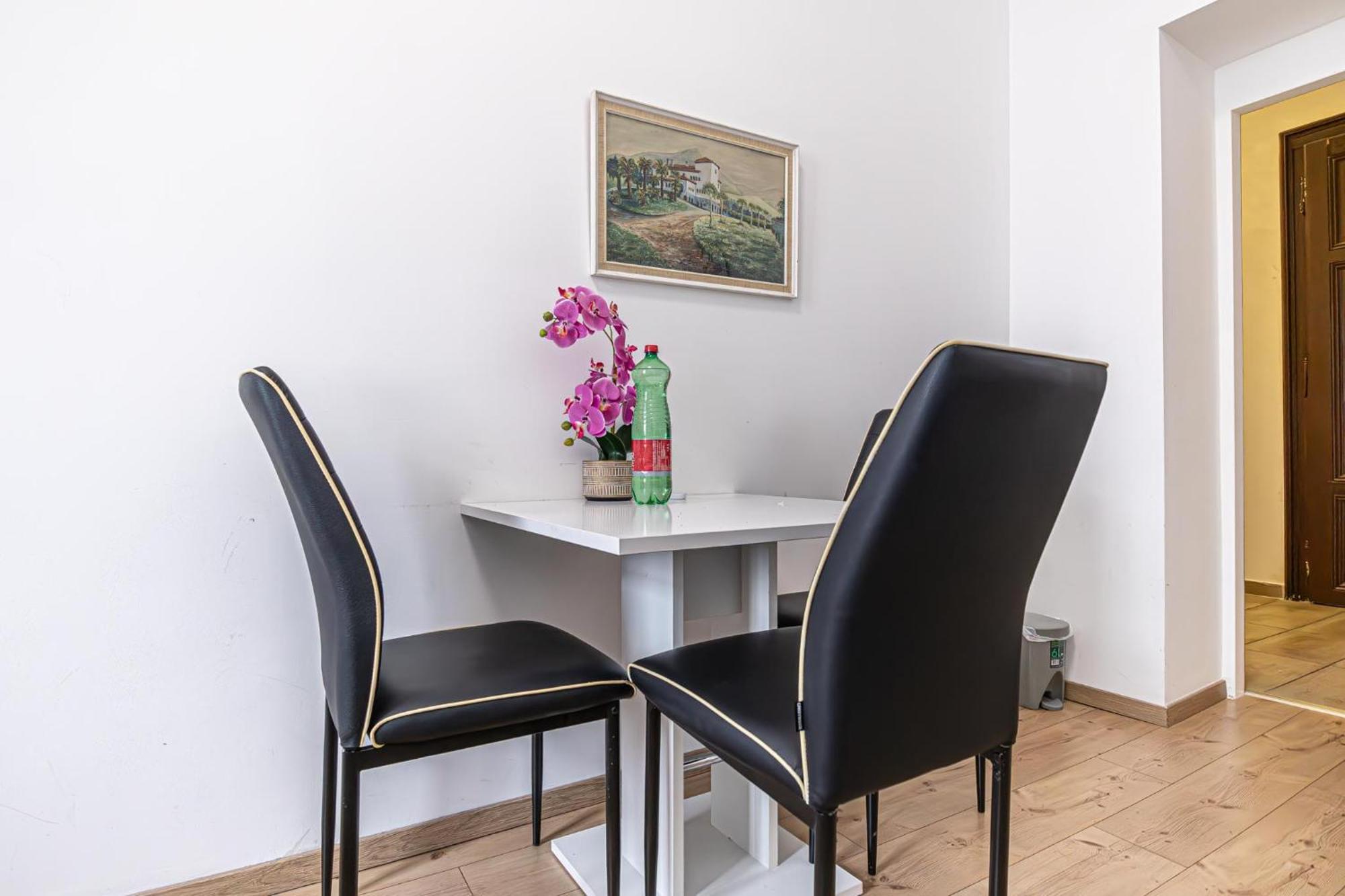 6 Min To Amusement Park - Economy Rooms In Shared Apartment Вена Экстерьер фото