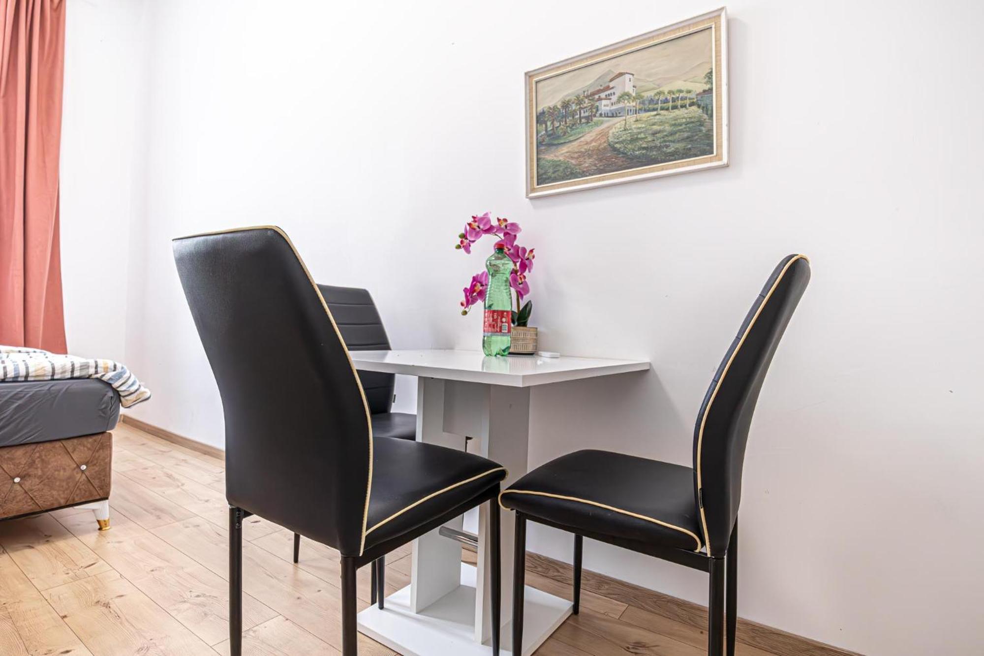 6 Min To Amusement Park - Economy Rooms In Shared Apartment Вена Экстерьер фото