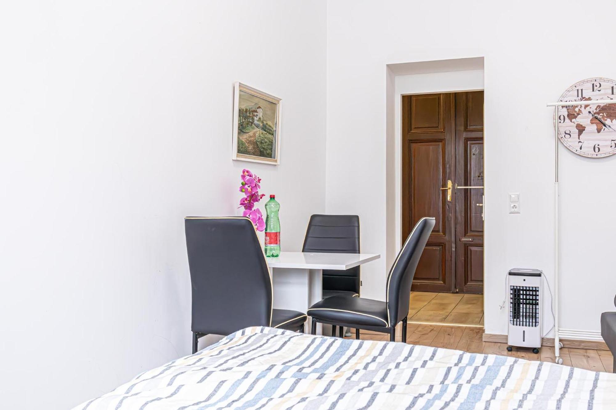 6 Min To Amusement Park - Economy Rooms In Shared Apartment Вена Экстерьер фото