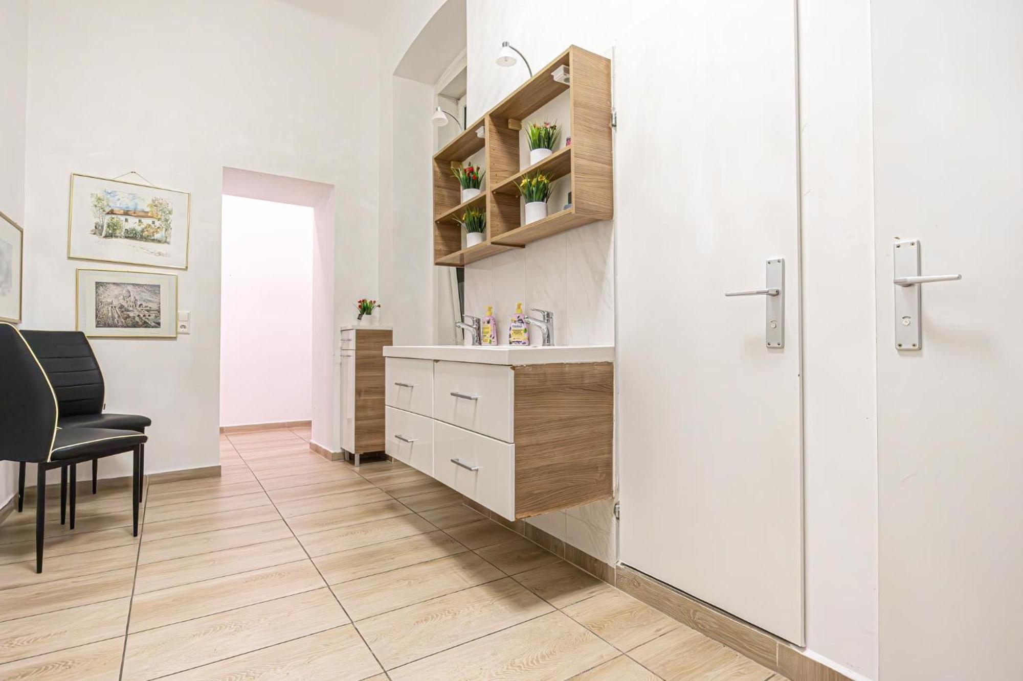 6 Min To Amusement Park - Economy Rooms In Shared Apartment Вена Экстерьер фото