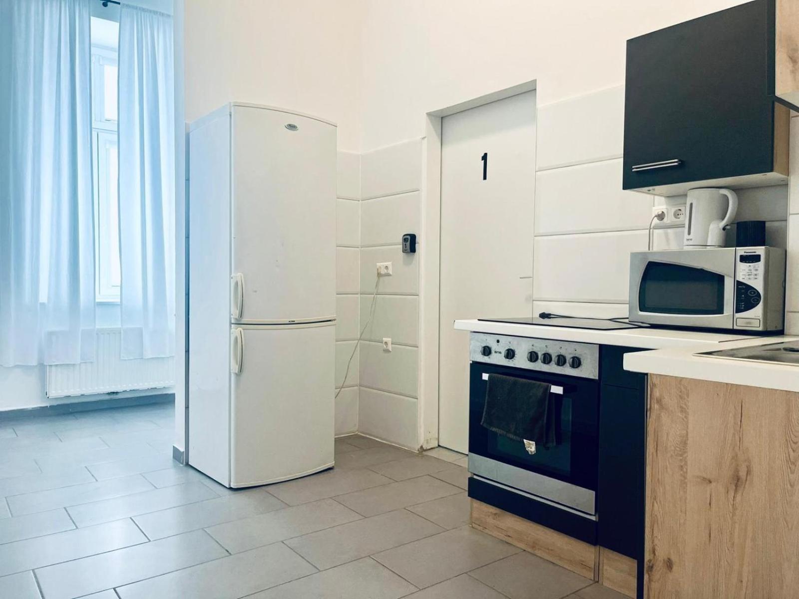 6 Min To Amusement Park - Economy Rooms In Shared Apartment Вена Экстерьер фото